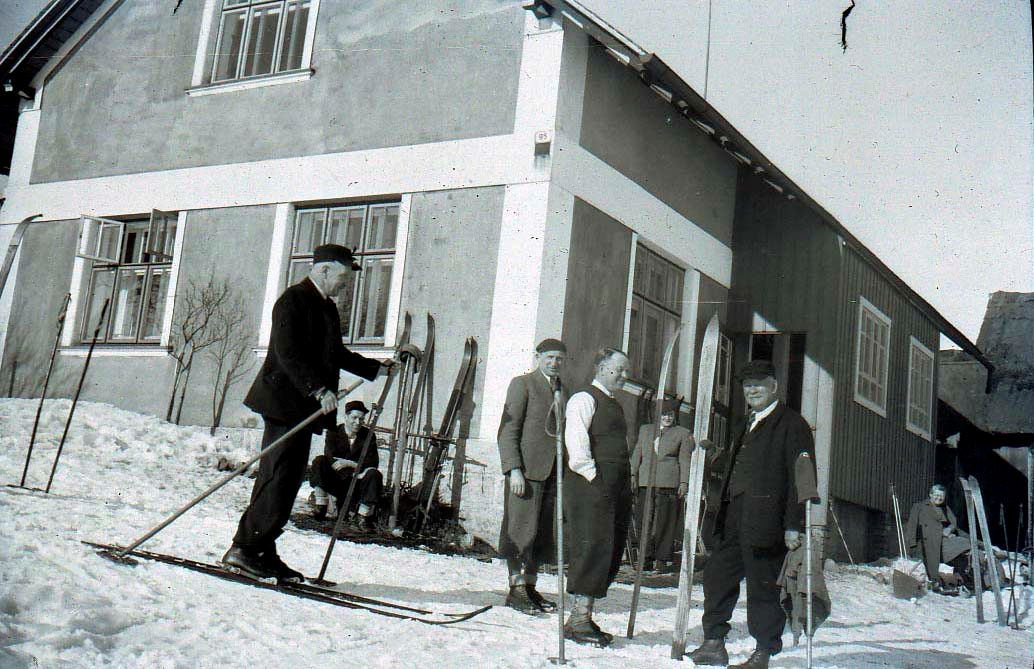 Královédvorští lyžaři-  ???, F. Bier, Karel Jarolímek, Ladislav Měšťan 25. 2. 1940 u nové útulny v usedlosti rolníka Siksty č. p. 95 pod zvičinskou kapličkou
